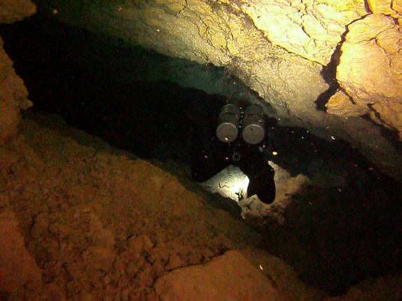 A Ana se esgueira nas estreitas passagens da caverna La Taina, em Santo Domingo, capital da República Dominicana